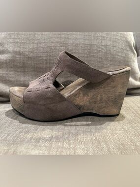 Fantastic condition- Colleen Cordero, brown/ taupe  Suede Wedge, wood heel